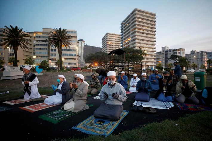 Nhiều người tập trung cầu nguyện tại một địa điểm ở Cape Town, Nam Phi, hôm 23/4.