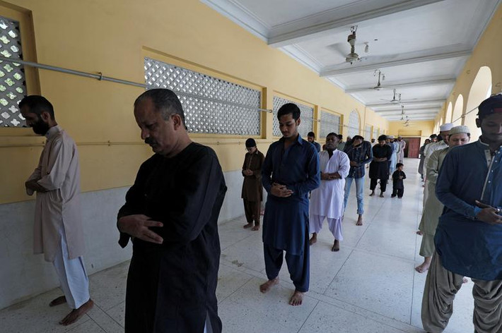Các tín đồ Hồi giáo giữ khoảng cách khi tham dự buổi lễ cầu nguyện ngày Thứ Sáu ở Karachi, Pakistan, ngày 24/4.