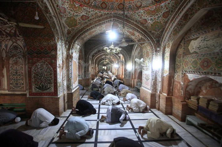 Các tín đồ Hồi giáo giữ khoảng cách khi tham dự buổi cầu nguyện ở nhà thờ Mahabat Khan, Peshawar, Pakistan, ngày 24/4. Mời độc giả xem thêm video: WHO chính thức đặt tên cho virus corona mới là SARS-CoV-2 (Nguồn video: VTC1)
