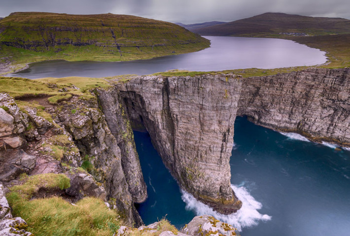 Sørvágsvatn là hồ nước lớn nhất quần đảo Faroe. Hồ này cao hơn mặt nước biển khoảng 30-40 mét. Ảnh: AB.