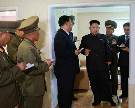 Vài ngày sau, tình báo Hàn Quốc nói rằng nhà lãnh đạo Kim Jong-un đã làm phẫu thuật loại bỏ u ở mắt cá chân.