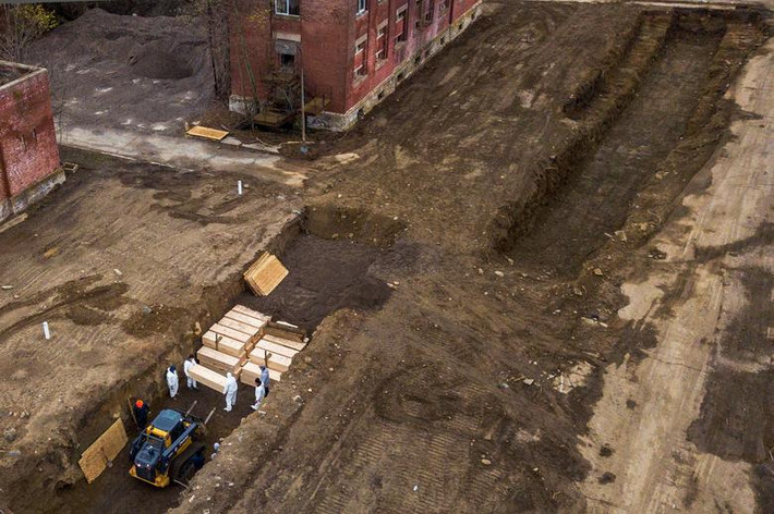 Hồi đầu tuần, Thị trưởng New York Bill de Blasio cho biết thành phố đang cân nhắc việc tạm thời chôn những người tử vong vì dịch bệnh trên đảo Hart. Tuy nhiên, khi đó, thông tin này chưa được khẳng định.