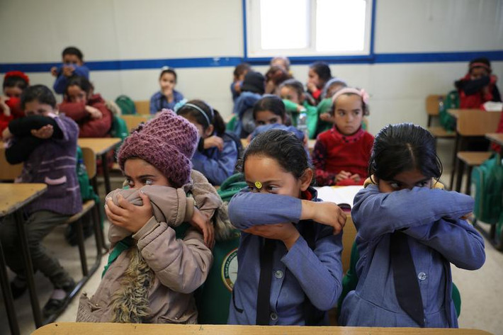 Các em học sinh tị nạn Syria tham gia chiến dịch nâng cao nhận thức về virus corona tại trại tị nạn Zaatari ở thành phố Mafraq, Jordan, gần biên giới với Syria, ngày 11/3/2020.