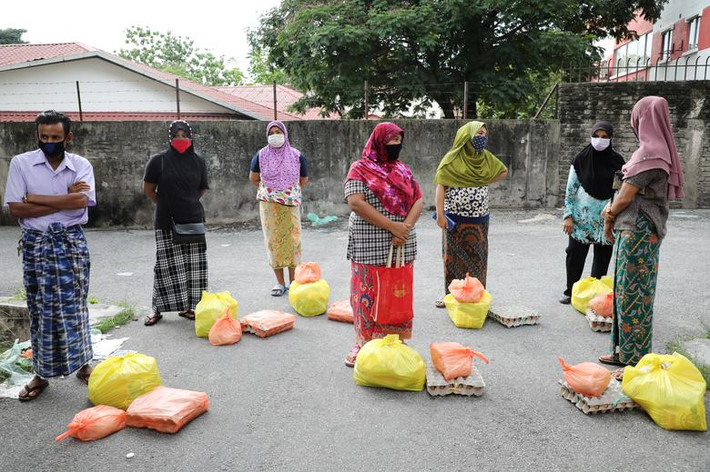 Người tị nạn Rohingya đeo khẩu trang và giữ khoảng cách khi chờ nhận đồ hỗ trợ từ các tình nguyện viện ở Kuala Lumpur, Malaysia, ngày 7/4.