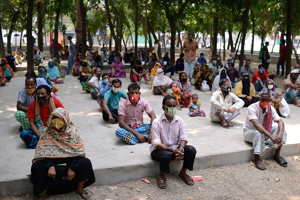 Theo Al Jazeera, Bangladesh quyết định phong tỏa đất nước từ ngày 26/3 nhằm đối phó với dịch bệnh COVID-19. Lệnh phong tỏa kéo dài đã làm ảnh hưởng đến cuộc sống của nhiều người dân đất nước này. Nhiều người mất thu nhập và phải trông chờ vào sự trợ giúp của chính phủ. (Nguồn ảnh: Al Jazeera)