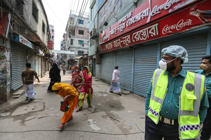 Cảnh sát phong tỏa một khu dân cư ở Kamrangirchar, Dhaka.