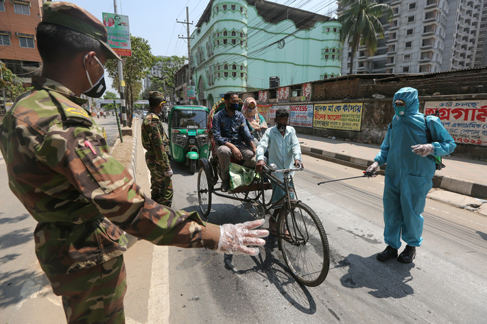 Bangladesh vẫn đang thực hiện nhiều biện pháp để kiểm soát dịch COVID-19. Ảnh: Binh sĩ quân đội Bangladesh phun thuốc khử trùng các phương tiện ở Dhaka do lo ngại dịch bệnh COVID-19 lây lan.