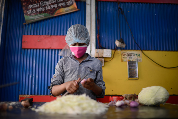 Palash làm nhân viên phục vụ tại một nhà hàng ở Kalachandpur, thủ đô Dhaka. Anh không thể trở về quê nhà do lệnh phong tỏa.
