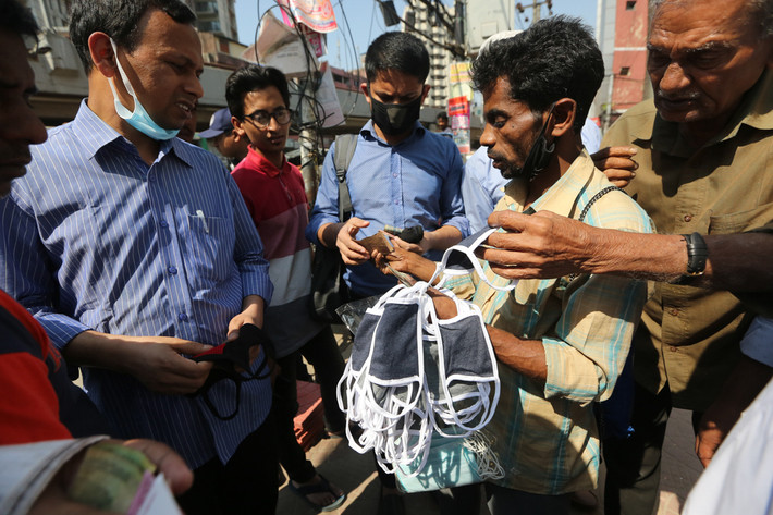 Người đàn ông bán khẩu trang trên đường phố Dhaka.