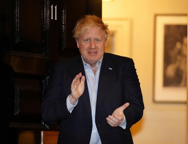 Đến 12/4, Thủ tướng Anh Boris Johnson được xuất hiện sau một tuần điều trị COVID-19 tại bệnh viện St. Thomas. Ảnh: Reuters.