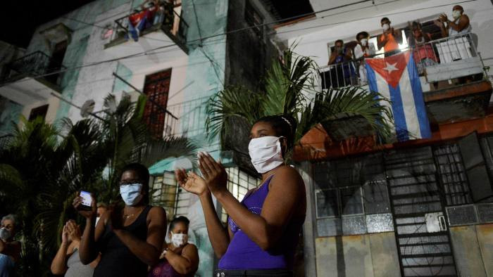 Người dân Cuba ở La Habana hoanh nghênh các nhân viên y tế nước này trong cuộc chiến chống COVID-19. Ảnh: Getty.