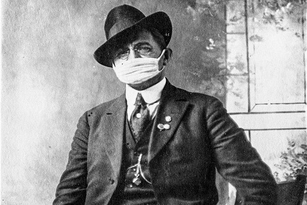 Ngày 25/10/1918, Ban Giám sát San Francisco yêu cầu tất cả mọi người đều phải đeo khẩu trang tại nơi công cộng. Những người vi phạm sẽ phải nộp tiền phạt hoặc ngồi tù.