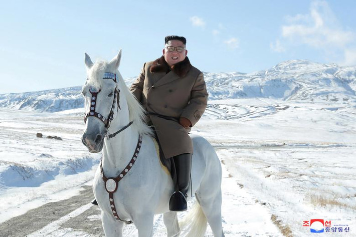 Ông Kim Jong-un cưỡi ngựa trên núi Paektu hồi tháng 10/2019.