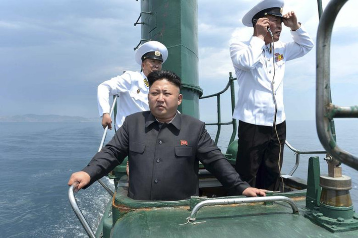 Nhà lãnh đạo Kim Jong-un đứng quan sát trên một chiếc tàu ngầm trong chuyến thị sát đơn vị 167 của Hải quân Triều Tiên hồi tháng 6/2014.