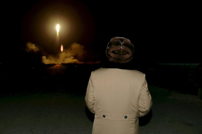 Nhà lãnh đạo Kim Jong-un theo dõi vụ phóng thử tên lửa đạn đạo do Lực lượng chiến lược của Quân đội Triều Tiên thực hiện hồi tháng 3/2016.