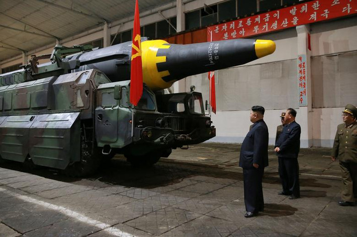 Nhà lãnh đạo Triều Tiên Kim Jong-un kiểm tra tên lửa đạn đạo chiến lược tầm xa Hwasong-12 hồi tháng 12/2017.
