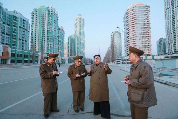 Ông Kim Jong-un đưa ra hướng dẫn tại công trường xây dựng phố Ryomyong ở thủ đô Bình Nhưỡng hồi tháng 3/2017.