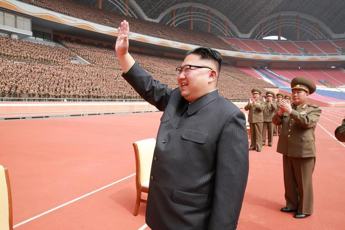 Ông Kim Jong-un vẫy tay trước các thành viên của Quân đội Triều Tiên. Ảnh chụp hồi tháng 5/2017.