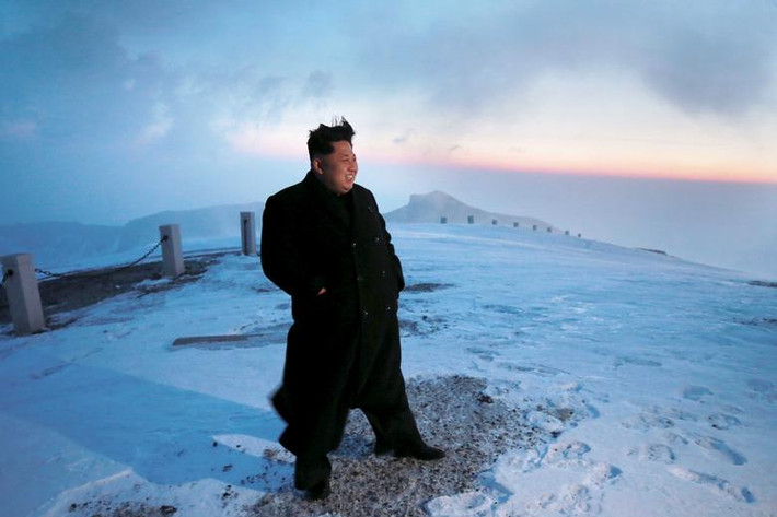 Ông Kim Jong-un ngắm bình minh từ đỉnh núi Paektu tháng 4/2015.