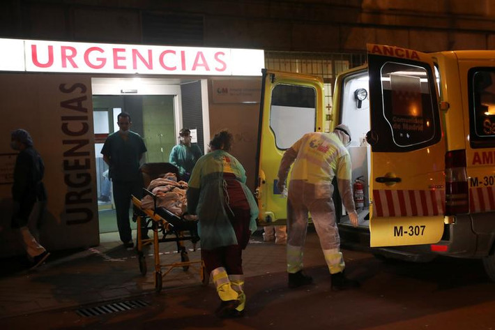 Bệnh nhân được đưa vào Bệnh viện La Princesa ở Madrid ngày 25/3.