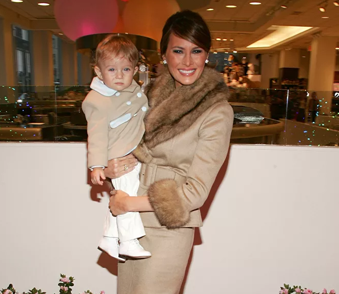 Bức ảnh này chụp bà Melania Trump bế con trai, Baron, tại cửa hàng đồ chơi FAO ở New York ngày 13/3/2007.