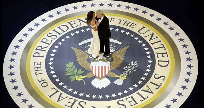 Tổng thống Trump khiêu vũ cùng Đệ nhất phu nhân Melania tại buổi tiệc mừng nhậm chức ở thủ đô Washington ngày 20/1/2017.