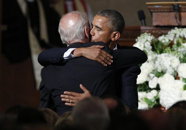 Tổng thống Obama an ủi ông Biden trong lễ tang của cựu Tổng chưởng lý Delaware Beau Biden - con trai của ông Biden, tại nhà thờ ở Wilimington hôm 6/6/2015.