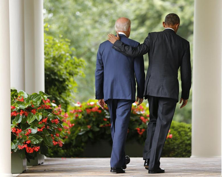 Ông Obama và Joe Biden đi bộ đến Phòng Bầu dục của Nhà Trắng hôm 25/6/2015.
