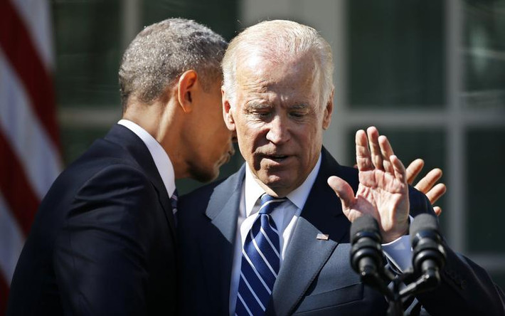 Tổng thống Barack Obama ôm Phó Tổng thống Joe Biden tại Vườn Hồng, Nhà Trắng, ngày 21/10/2015, sau khi ông Biden tuyên bố sẽ không tìm kiếm sự đề cử của Đảng Dân chủ tham gia cuộc đua vào Nhà Trắng 2016.