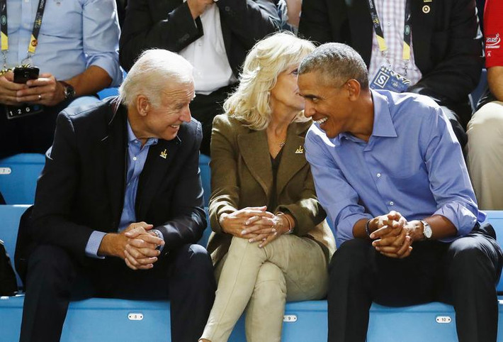 Cựu Phó Tổng thống Mỹ Joe Biden trao đổi với cựu Tổng thống Obama khi họ theo dõi một trận đấu tại sự kiện thể thao Invictus Games ở Toronto, Ontario, Canada, ngày 29/9/2017.