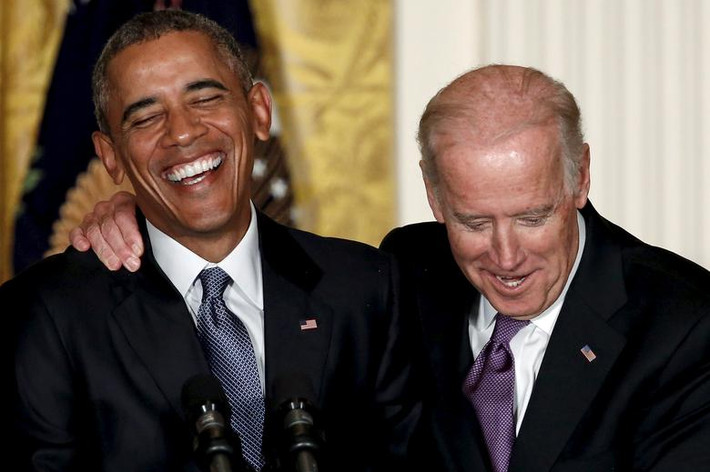 Hình ảnh thân thiết của cựu Tổng thống Obama và ông Joe Biden trong một sự kiện hồi tháng 10/2015.