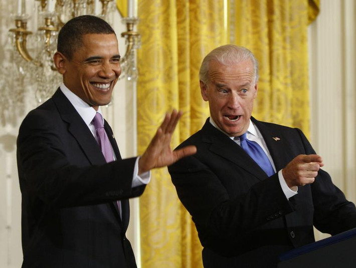 Tổng thống Obama và Phó Tổng thống Joe Biden vẫy chào các thị trưởng trước khi phát biểu tại Hội nghị Thị trưởng Mỹ ở Phòng Đông của Nhà Trắng hôm 21/1/2010.
