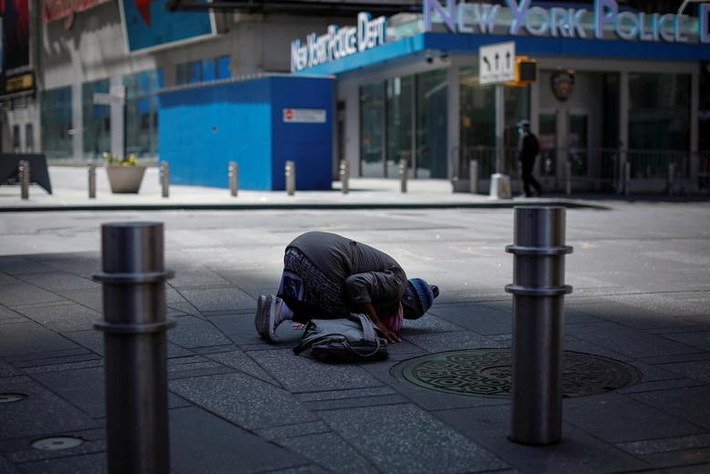 Sáng ngày 9/4, Thị trưởng New York, Bill de Blasio, cảnh báo rằng thành phố có thể cần phải siết chặt hơn nữa các quy định giữ khoảng cách xã hội để kiểm soát sự lây lan của virus, ngăn dịch bệnh tái bùng phát.