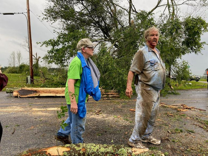 Người dân đi xem xét thiệt hại sau trận bão ở Soso, Mississippi, hôm 12/4. Ảnh: Reuters.