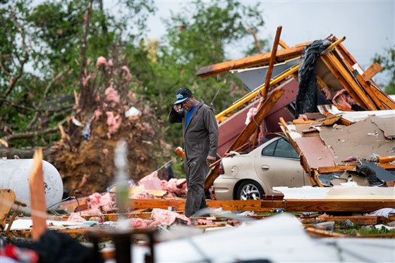 Cư dân Thomas Glover tìm kiếm trong đống đổ nát tại ngôi nhà ở Livingston, Louisiana, ngày 13/4. Ảnh: NBC News.