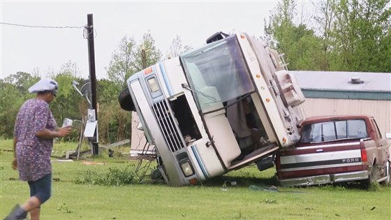 Chiếc xe tải bị lật ở DeSoto Parish, Louisiana, hôm 12/4. Ảnh: NBC News.