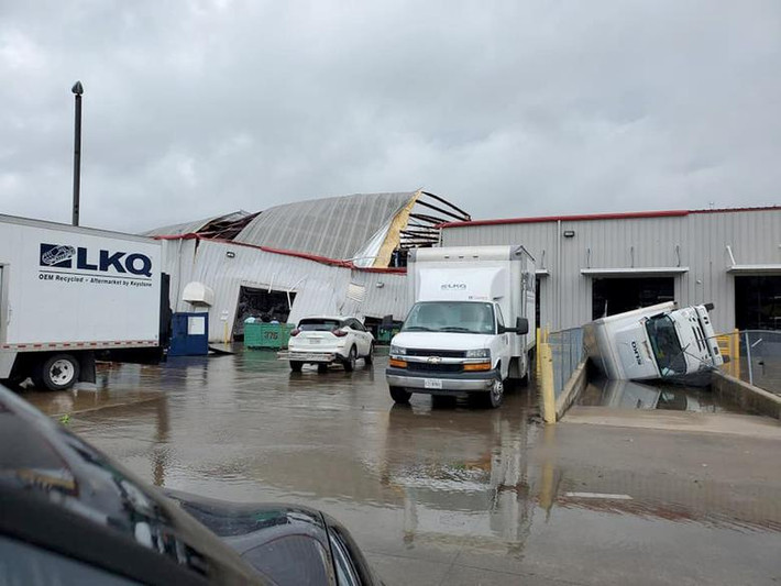 Nhiều tòa nhà bị hư hại sau khi trận lốc xoáy quét qua ở Monroe, bang Louisiana, ngày 12/4. Ảnh: Reuters.
