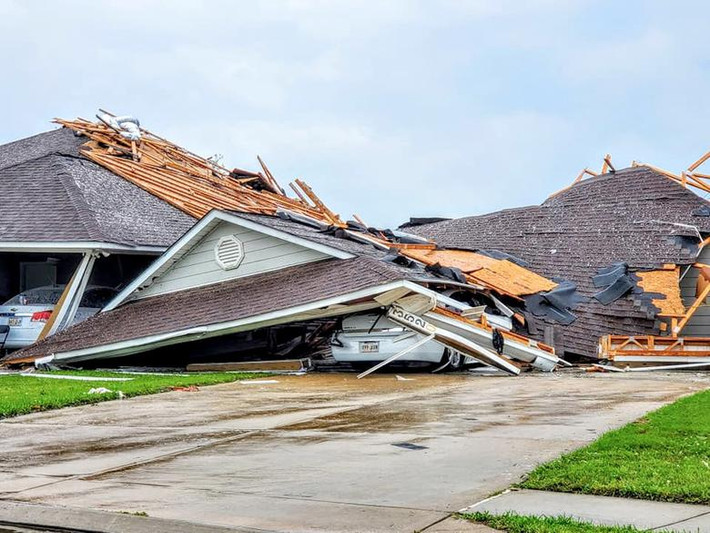 Thống đốc các bang Mississippi, Louisiana và Alabama đã ban bố tình trạng khẩn cấp để hỗ trợ việc khắc phục hậu quả sau trận lốc xoáy và mưa lớn. Ảnh: Reuters.