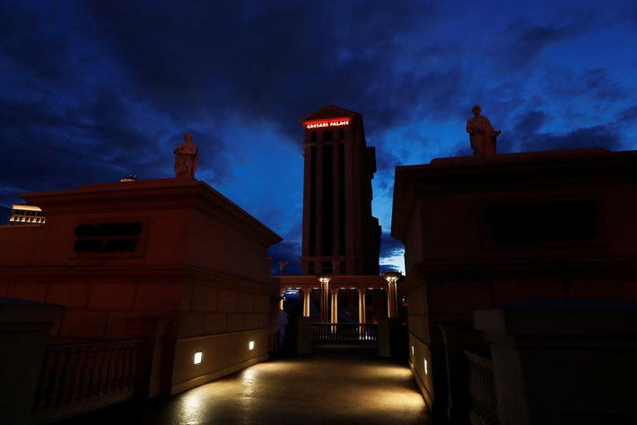 Khách sạn casino và nghỉ dưỡng Caesars Palace chìm trong màn đêm tĩnh lặng, khác hẳn với cảnh tượng nhộn nhịp trước đây của Las Vegas.