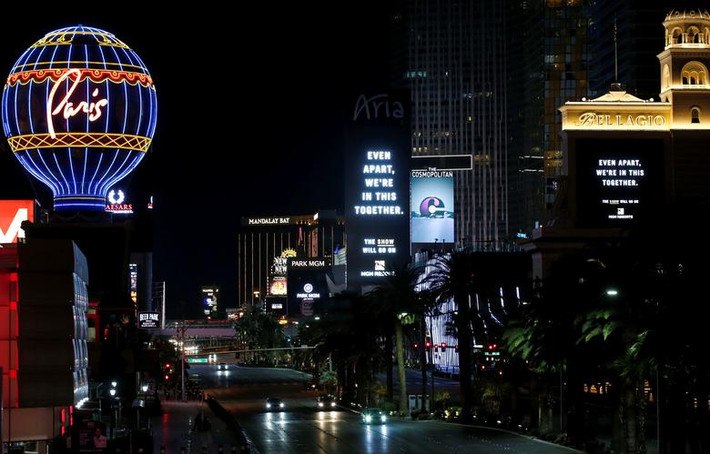 Bức ảnh chụp tại Dải Las Vegas về đêm 3/4 sau khi toàn bộ casino và các cơ sở kinh doanh không thiết yếu ở nơi này bị đóng cửa.