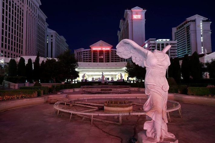 Khu vực đài phun nước tại khách sạn Caesars Palace vắng bóng người qua lại ngày 3/4.