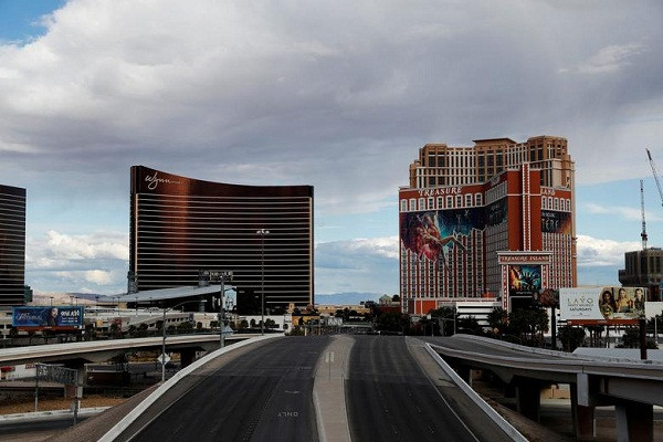 Không một phương tiện nào di chuyển trên con đường dẫn vào và ra khỏi Dải Las Vegas hôm 9/4.