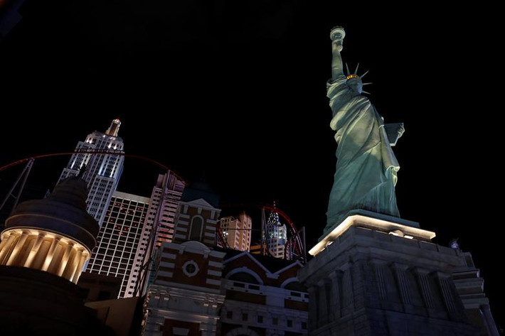 Được biết, tất cả các sòng bạc và những doanh nghiệp không thiết yếu ở Dải Las Vegas đã phải đóng cửa để phòng ngừa dịch bệnh lây lan.