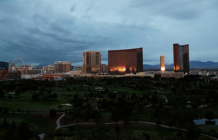 Hãng thông tấn Reuters đã đăng tải loạt ảnh cho thấy cảnh tượng vắng lặng tại Dải Las Vegas, nơi được xem là biểu tượng của thành phố Las Vegas, khi dịch COVID-19 đang hoành hành ở nước Mỹ. (Nguồn ảnh: Reuters)