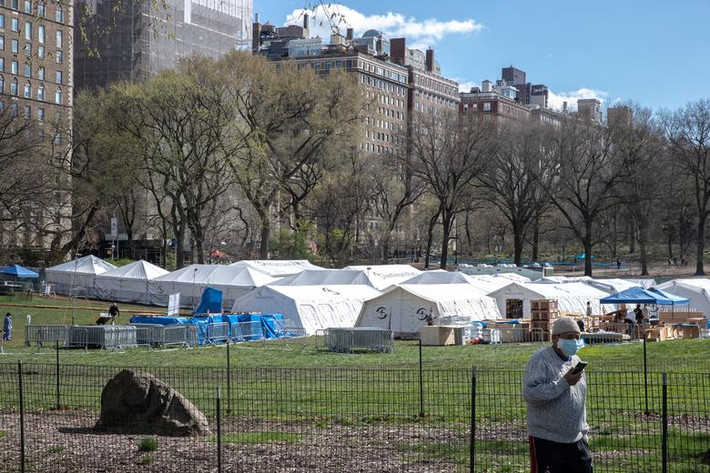 Bệnh viện dã chiến được dựng lên trong công viên trung tâm tại New York - "tâm dịch" COVID-19 ở Mỹ.