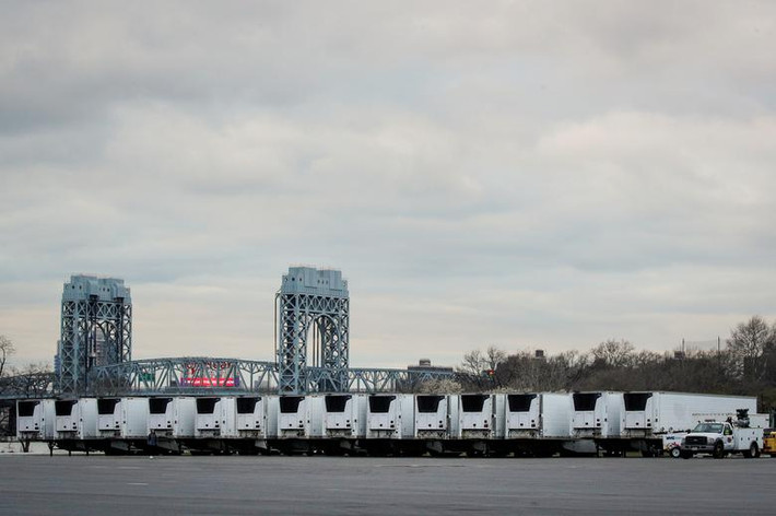 Được biết, New York đã phải sử dụng xe tải đông lạnh để làm nhà xác tạm thời chứa các thi thể tử vong vì virus SARS-CoV-2.
