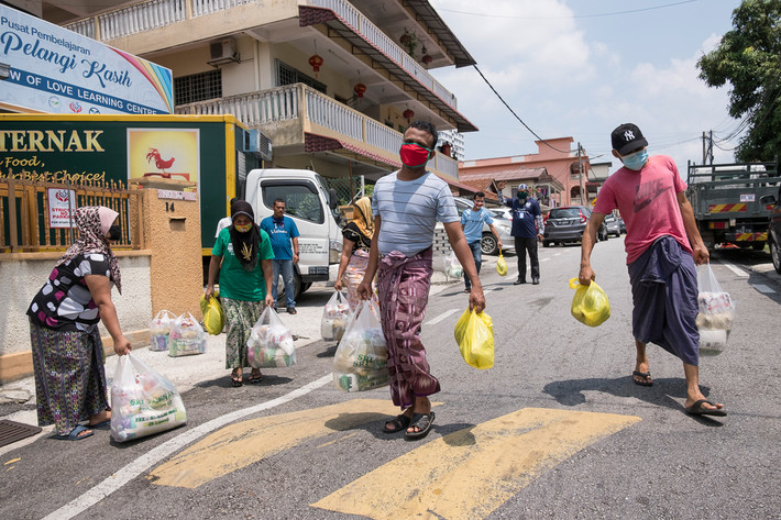 Người tị nạn ở Selayang nhận thực phẩm hỗ trợ từ trung tâm Human Aid Selangor được thiết lập ngay trong cộng đồng người tị nạn. "Chúng tôi có thể cung cấp thực phẩm cứu trợ hôm nay cho gần 130 gia đình trong khu vực, nhưng tất cả đều phải đến lấy. Theo quy định mới của chính phủ về kiểm soát hoạt động đi lại, chúng tôi không được phép di chuyển nên việc phân phát thực phẩm gặp khó khăn hơn vì chúng tôi không thể tiếp cận được các gia đình sống xa trung tâm, không có phương tiện đi lại", Rafik Shah Mohd, điều phối viên của trung tâm cộng đồng này, cho biết.
