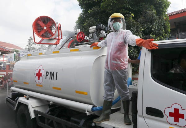 Tính đến ngày 16/4, Indonesia ghi nhận trên 5.500 người mắc COVID-19, trong đó có hơn 490 người tử vong. Hiện tại, Indonesia là nước có số người tử vong vì virus SARS-CoV-2 cao nhất Đông Nam Á. Mời độc giả xem thêm video: Cách nhận biết người có biểu hiện nhiễm virus corona (Nguồn video: VTC1)