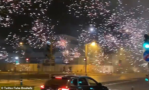 Những hình ảnh và video được đăng tải trên mạng xã hội cho thấy pháo hoa do người biểu tình đốt nhuộm đỏ bầu trời vùng ngoại ô Paris.