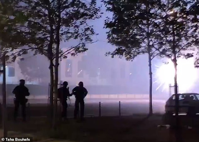 Cảnh sát Pháp ném hơi cay về phía đám đông biểu tình trên đường phố Paris.